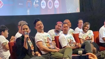 Susah Payah Jadi Orang Batak, Akting Sarah Sechan Ambyar Karena Bisikan Derby Romero