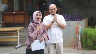 Mantan Dirut PT ASDP Indonesia Ferry Persero, Ira Puspadewi (tengah) bersama Harry Muhammad Adhi Caksono (kanan) berjalan keluar dari gedung Rutan KPK di kawasan Kuningan, Jakarta, Jumat (28/11/2025). [Suara.com/Alfian Winanto]
