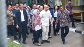 Mantan Dirut PT ASDP Indonesia Ferry Persero, Ira Puspadewi (tengah) bersama Muhammad Yusuf Hadi (kiri) dan Harry Muhammad Adhi Caksono (kanan) berjalan keluar dari gedung Rutan KPK di kawasan Kuningan, Jakarta, Jumat (28/11/2025). [Suara.com/Alfian Winanto]