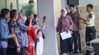 Mantan Dirut PT ASDP Indonesia Ferry Persero, Ira Puspadewi berjalan keluar dari gedung Rutan KPK di kawasan Kuningan, Jakarta, Jumat (28/11/2025). [Suara.com/Alfian Winanto]