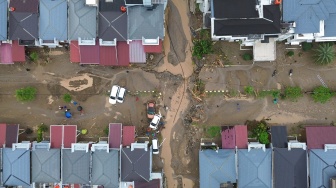 Foto udara kawasan perumahan elit yang terdampak banjir bandang di Lubuk Minturun, Padang, Sumatera Barat, Kamis (27/11/2025). [ANTARA FOTO/Iggoy el Fitra/foc]