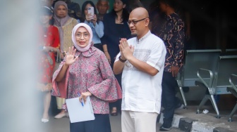 Mantan Dirut PT ASDP Indonesia Ferry Persero, Ira Puspadewi (tengah) bersama Harry Muhammad Adhi Caksono (kanan) berjalan keluar dari gedung Rutan KPK di kawasan Kuningan, Jakarta, Jumat (28/11/2025). [Suara.com/Alfian Winanto]
