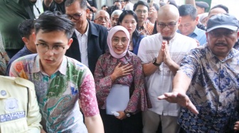 Mantan Dirut PT ASDP Indonesia Ferry Persero, Ira Puspadewi (tengah) bersama Muhammad Yusuf Hadi (kiri) dan Harry Muhammad Adhi Caksono (kanan) berjalan keluar dari gedung Rutan KPK di kawasan Kuningan, Jakarta, Jumat (28/11/2025). [Suara.com/Alfian Winanto]