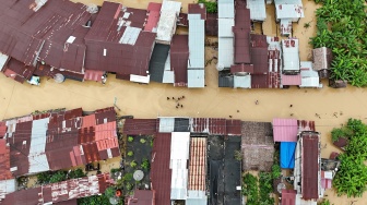 Foto udara permukiman penduduk yang terendam banjir di Desa Teupin Peuraho, Arongan Lambalek, Aceh Barat, Aceh, Kamis (27/11/2025). [ANTARA FOTO/Syifa Yulinnas/foc].