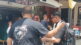 Tiba di Rumah Duka, Ferry Maryadi Ikut Gotong Keranda Mayat Gary Iskak
