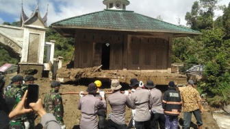 Dua Korban Banjir Bandang di Padang Panjang Terjepit Kendaraan, Jenazah Dievakuasi Tim SAR