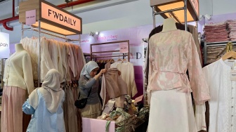 5 Item Fashion Hijab Liburan ke Bali: Long Outer hingga Barrel Pants Wajib Dibawa!