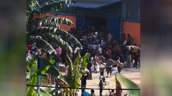 Detik-Detik Gudang Bulog Sibolga Dijarah: Beras dan Minyak Goreng Diambil