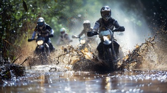 Motor Terjang Banjir? Jangan Panik! Ini 8 Pertolongan Pertama Wajib Sebelum Rusak Parah!