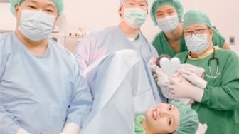 Vior Melahirkan Anak Pertama, Wajah Bayinya Bikin Penasaran