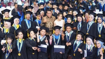 Cinta Laura Jadi Sorotan di Acara Wisuda, Bagikan Pesan Berani Menghadapi Ketidakpastian Hidup