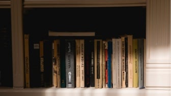 5 Rekomendasi Novel Berlatar Masa Kolonial Hindia Belanda di Indonesia