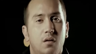 6 Video Musik Dibintangi Gary Iskak, Video Klip Lagu Kris Dayanti Paling Ikonik