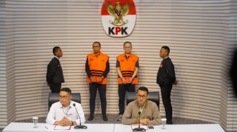 Tersangka kasus dugaan tindak pidana korupsi di lingkungan DJKA Medan, ASN Direktorat Jenderal Keselamatan Perkeretaapian DJKA Kemenhub PPK Balai Teknik Perkeretaapian Medan periode 2021-2024 Muhlis Hanggani Capah (kiri) bersama Komisaris PT Tri Tirta Eddy Kurniawan Winarto (kanan) dihadirkan saat rilis di Gedung Merah Putih, Jakarta, Senin (1/12/2025). [Suara.com/Alfian Winanto]