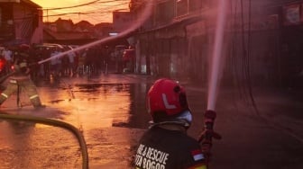 Detik-Detik Mencekam di Bogor, Percikan Api Tiang Listrik Nyaris Bakar Permukiman Saat Jam Sibuk