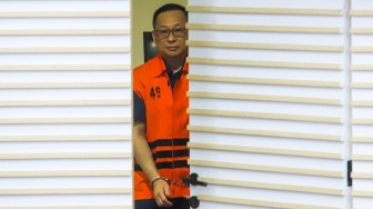 Tersangka kasus dugaan tindak pidana korupsi di lingkungan DJKA Medan, Komisaris PT Tri Tirta Eddy Kurniawan Winarto (kanan) dihadirkan saat rilis di Gedung Merah Putih, Jakarta, Senin (1/12/2025). [Suara.com/Alfian Winanto]