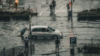 Apakah Mobil Listrik Aman Terkena Banjir? Ini Pertolongan Pertamanya