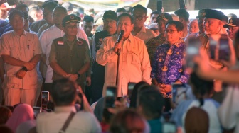 Presiden Prabowo Subianto (tengah) berdialog dengan warga di posko pengungsian banjir di Kasai, Padang Pariaman, Sumatera Barat, Senin (1/12/2025). [ANTARA FOTO/Iggoy el Fitra/agr]