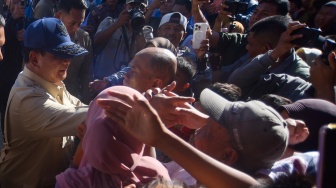 Presiden Prabowo Subianto menyapa warga di posko pengungsian banjir di Kasai, Padang Pariaman, Sumatera Barat, Senin (1/12/2025). [ANTARA FOTO/Iggoy el Fitra/agr]