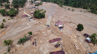 Foto udara permukiman warga terdampak banjir bandang di Desa Aek Garoga, Kecamatan Batang Toru, Kabupaten Tapanuli Selatan, Sumatera Utara, Sabtu (29/11/2025). [ANTARA FOTO/Yudi Manar/bar]