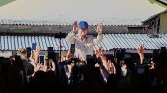 Prabowo Bawa Bantuan Sembako Sambangi Korban Bencana Padang Pariaman: Semua Harus Dapat!