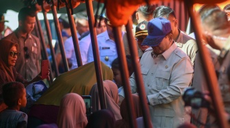 Presiden Prabowo Subianto menyapa warga di posko pengungsian banjir di Kasai, Padang Pariaman, Sumatera Barat, Senin (1/12/2025). [ANTARA FOTO/Iggoy el Fitra/agr]