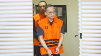 Tersangka kasus dugaan tindak pidana korupsi di lingkungan DJKA Medan, ASN Direktorat Jenderal Keselamatan Perkeretaapian DJKA Kemenhub PPK Balai Teknik Perkeretaapian Medan periode 2021-2024 Muhlis Hanggani Capah (kiri) bersama Komisaris PT Tri Tirta Eddy Kurniawan Winarto (kanan) dihadirkan saat rilis di Gedung Merah Putih, Jakarta, Senin (1/12/2025). [Suara.com/Alfian Winanto]