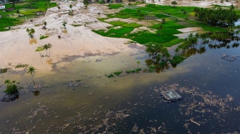 Foto udara sampah dari kayu gelondongan yang hanyut di danau Singkarak di Nagari Muaro Pingai, Kabupaten Solok, Sumatera Barat, Minggu (30/11/2025). [ANTARA FOTO/Wawan Kurniawan/Lmo/nz]