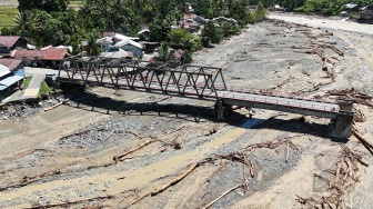 Foto udara Jembatan Beutong Ateuh Banggalang yang putus diterjang banjir bandang di jalan lintas tengah Nagan Raya-Aceh Tengah di Desa Kuta Teugong, Beutong Ateuh Banggalang, Nagan Raya, Aceh, Minggu (30/11/2025). [ANTARA FOTO/Syifa Yulinnas/nz]