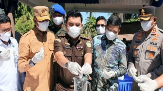 Kejari Madina Musnahkan 1,65 Juta Batang Rokok Ilegal