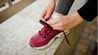 5 Sepatu Lari Nuansa Merah dengan Desain Trendy ala Anak Muda