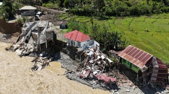 Foto udara kerusakan masjid kecamatan dan Pos TNI/Polri pascabanjir bandang di Desa Blang Meurandeh, Beutong Ateuh Banggalang, Nagan Raya, Aceh, Minggu (30/11/2025). [ANTARA FOTO/Syifa Yulinnas/nz] 
