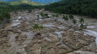 Foto Udara sampah kayu gelondongan pasca banjir bandang di Nagari Muaro Pingai, Kecamatan Junjung Sirih, Kab. Solok. Sumatera Barat, Sabtu (29/11/2025). [ANTARA FOTO/Wawan Kurniawan/Lmo/bar]