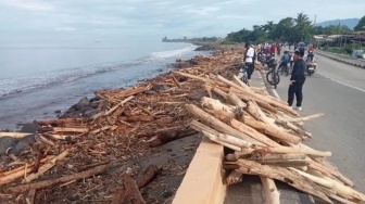 Mendagri Tito Bahas Dugaan Illegal Logging di Balik Banjir Sumatera, Kayu Gelondongan Tak Terbantah!