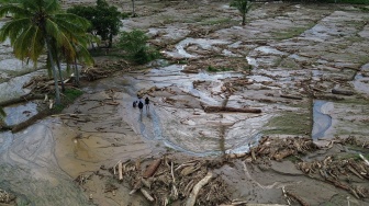 Foto Udara sampah kayu gelondongan pasca banjir bandang di Nagari Muaro Pingai, Kecamatan Junjung Sirih, Kab. Solok. Sumatera Barat, Sabtu (29/11/2025). [ANTARA FOTO/Wawan Kurniawan/Lmo/bar]