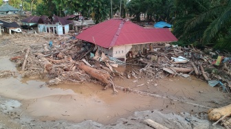 Foto udara kondisi rumah warga yang rusak akibat banjir bandang di Desa Aek Garoga, Kecamatan Batang Toru, Kabupaten Tapanuli Selatan, Sumatera Utara, Minggu (30/11/2025). [ANTARA FOTO/Yudi Manar/nz]