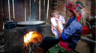 Beban Ganda dan Resiliensi: Kisah Perempuan Pesisir di Tengah Krisis Iklim