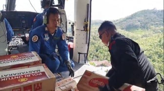 Helikopter Polri Terjunkan Bantuan Logistik untuk Korban Banjir di Sumut