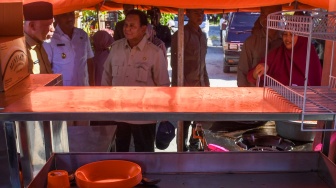 Presiden Prabowo Subianto (tengah) meninjau dapur umum di posko pengungsian korban banjir dan tanah longsor di Kasang, Kabupaten Padang Pariaman, Sumatera Barat, Senin (1/12/2025). [ANTARA FOTO/Galih Pradipta/app/agr]