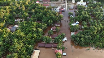 Foto udara Permukiman penduduk yang masih terendam banjir di Desa Cot Bayu, Trumon Tengah, Aceh Selatan, Aceh, Senin (1/12/2025). [ANTARA FOTO/Syifa Yulinnas/YU]