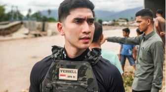 Verrell Bramasta Turun Langsung ke Sumbar, Rompi Taktisnya Disorot Warganet