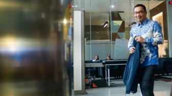 Mantan Gubernur Jawa Barat Ridwan Kamil (tengah) usai menjalani pemeriksaan di Gedung Merah Putih KPK, Jakarta, Selasa (2/12/2025). [Suara.com/Alfian Winanto]