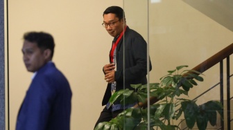 Mantan Gubernur Jawa Barat Ridwan Kamil usai menjalani pemeriksaan di Gedung Merah Putih KPK, Jakarta, Selasa (2/12/2025). [Suara.com/Alfian Winanto]