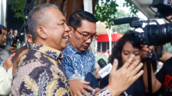 Mantan Gubernur Jawa Barat Ridwan Kamil (tengah) usai menjalani pemeriksaan di Gedung Merah Putih KPK, Jakarta, Selasa (2/12/2025). [Suara.com/Alfian Winanto]
