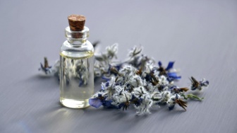 7 Parfum Murah untuk Usia 50-an yang Wanginya Segar dan Tahan Lama