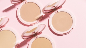 5 Rekomendasi Bedak Waterproof Terbaik, Anti Luntur Saat Musim Hujan