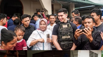 Verrell Bramasta Jawab Tuduhan Pakai Rompi Anti Peluru di Lokasi Bencana, Ternyata Isinya Uang Tunai