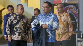 Mantan Gubernur Jawa Barat Ridwan Kamil (tengah) usai menjalani pemeriksaan di Gedung Merah Putih KPK, Jakarta, Selasa (2/12/2025). [Suara.com/Alfian Winanto]