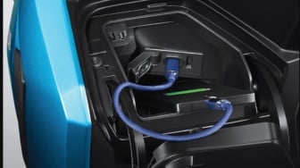 4 Pilihan Motor Bekas Fungsional dengan Colokan HP, Solusi Gadget Sering Low-Batt Pas Buat Ojol