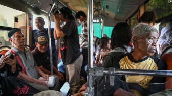 Sejumlah warga berada di dalam bus menuju rumah susun saat relokasidi kawasan Tempat Pemakaman Umum (TPU) Menteng Pulo II, Jakarta, Selasa (2/12/2025). [ANTARA FOTO/Fauzan/foc]